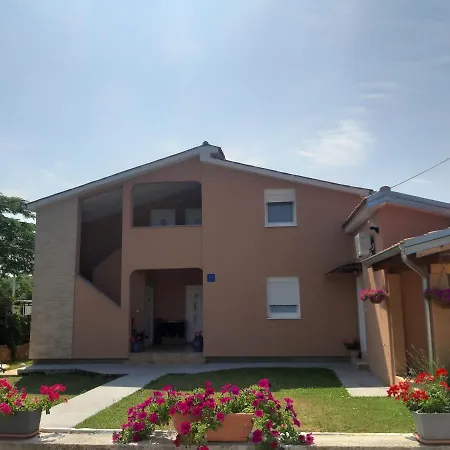 Apartment Dora *